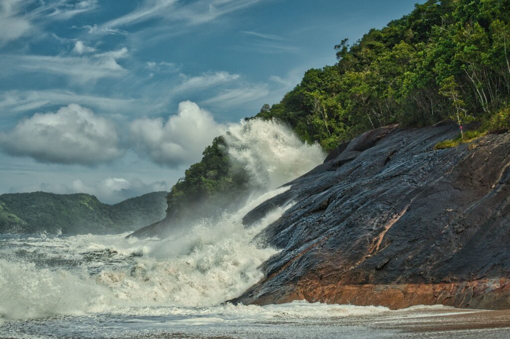 Costa rochosa com ondas quebrando